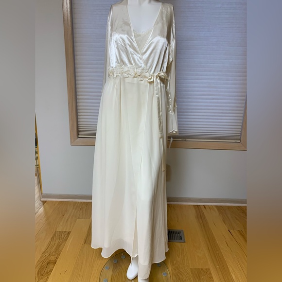 NWT Flora Nikrooz Ivory Night Gown&Robe. S/M. See pics for stains on end of gown - Picture 4 of 15